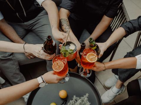 Anstoßen. Abschalten. Bleiben.