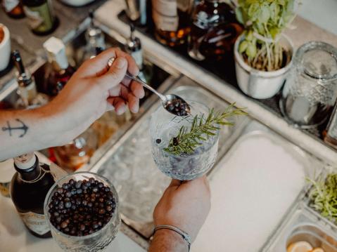Anstoßen. Abschalten. Bleiben.