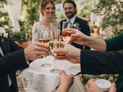 Anstoßen auf die Liebe.