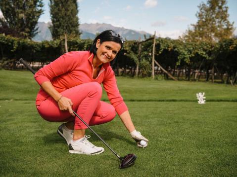 Golfurlaub Südtirol – Abschlag mit Bergblick