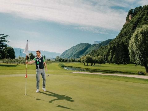 Golfurlaub Südtirol – Abschlag mit Bergblick