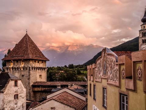 Natura, storia e panorami a due passi. Natura, storia e panorami a due passi.